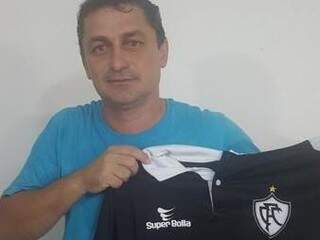 Douglas Ricardo posa com camisa do Corumbaense (Foto: Reprodução/Facebook)