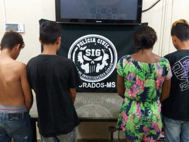 Suspeitos de matar jovem com 14 facadas nos fundos de casa s&atilde;o presos