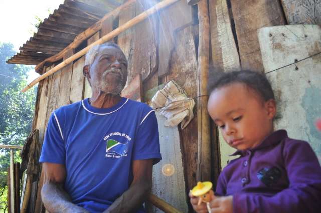 Na terra do engenho, o trabalho de quem n&atilde;o larga o tacho e a vida em Furnas