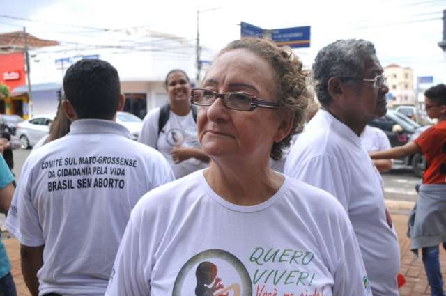 Centenas de pessoas caminham pela Afonso Pena em Marcha pela Vida