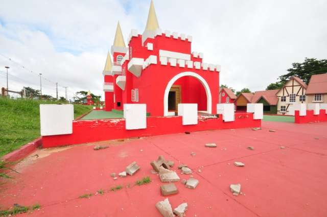 Locais p&uacute;blicos e tur&iacute;sticos s&atilde;o marcados pelo vandalismo