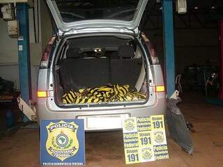 PRF flagrou carro &quot;recheado&quot; com quase 70 kg de maconha. (Foto: Divulgação PRF)