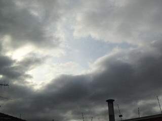 Tempo amanheceu nublado em Campo Grande. (Foto: Samuel Isidoro)