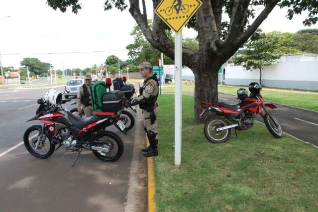 Casal fica ferido ao cair de moto ap&oacute;s colidir em lombada na L&uacute;dio Martins
