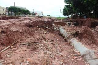 Erosão causada por chuva, onde total já supera em 46% o volume previsto para março em Naviraí (Divulgação)