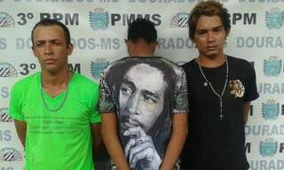 José Adriano (à esquerda), preso por receptação de celular roubado, o menor (de costas) e Douglas de Arruda (Foto: Sidney Bronka/94 FM)