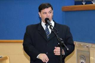 Vereador Vinicius Siqueira (DEM) discursa durante sessão da Câmara. (Foto: Izaias Medeiros/CMCG)