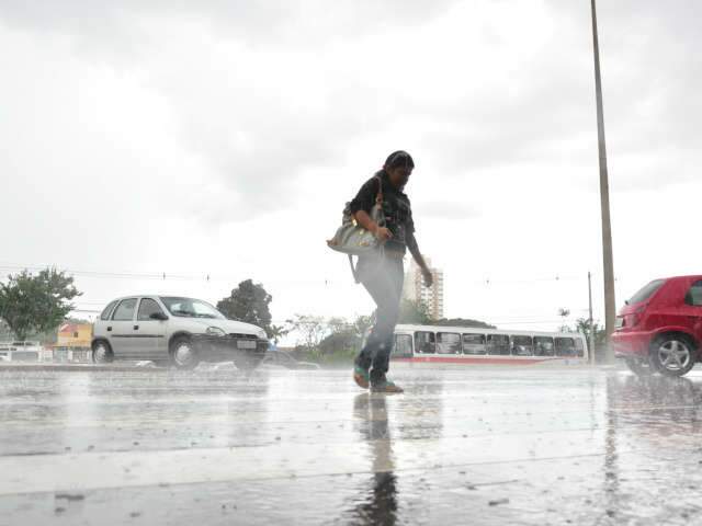  Defesa Civil emite alerta para ocorr&ecirc;ncia de chuva forte com trovoadas
