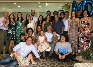 Família reunida no centenário de Paulo Espinosa Filho, no último domingo (28). (Foto: Frederico Campos)