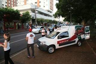 Foram entregues mais de dois mil pedaços de pizzas na avenida Afonso Pena. (Foto: Fernando Antunes)