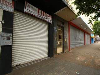 Vários imóveis fechados na Rua Dom Aquino quase esquina com a 14 de Julho (Foto: André Bittar)