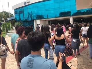 Estudantes chegando à Uniderp no segundo domingo de aplicação da prova do Enem. (Foto: Fernanda Palheta) 
