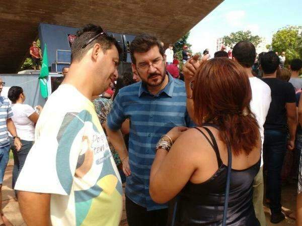 Protesto contra propostas de Temer re&uacute;ne 400 pessoas na Pra&ccedil;a do R&aacute;dio