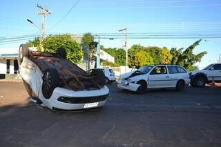 Fox capotou após colidir com o veículo Parati. (Foto:  Pedro Peralta)