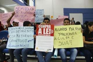 Os alunos foram até a câmara apoiar os professores (Foto: Fernando Antunes)
