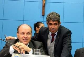 Deputados Junior Mochi (PMDB), autor da emenda, com Rinaldo Modesto (PSDB), relator da LDO (Foto: Victor Chileno)