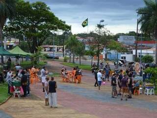 Várias pessoas participaram do sarau do Amambaí que aconteceu ontem na Praça Cuiabá (Foto: Alana Portela)