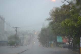 Chuva forte causa transtornos aos moradores de alguns bairros (Foto: Simão Nogueira)