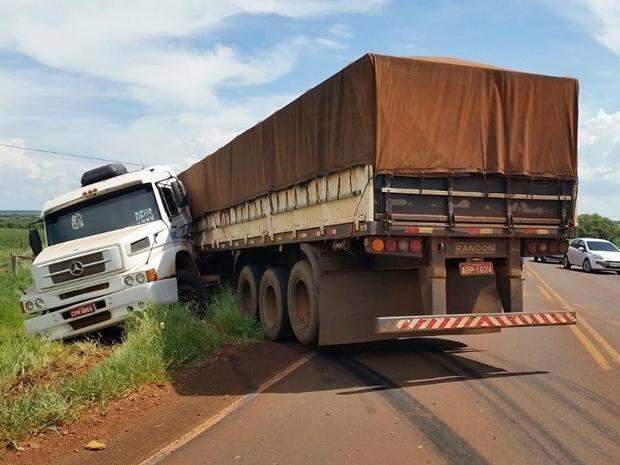 Condutor perde controle de dire&ccedil;&atilde;o e carreta fica atravessada na pista