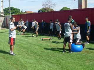 Para aproveitar melhor o começo da preparação, os jogadores seguem treinando até a manhã de domingo no Estádio Ninho da Águia e no CT do clube.