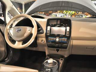 Botão ao lado do volante dá partida; tecnologia ainda inclui comandos de voz e painel touch screen.