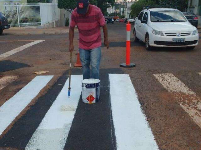 Um dia ap&oacute;s tapa-buracos, equipe refaz pintura em sinaliza&ccedil;&atilde;o de tr&acirc;nsito