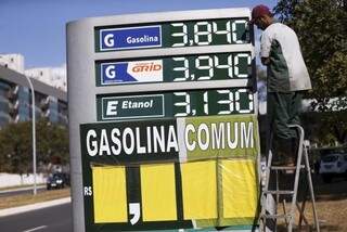 Alta de 5,96% dos combustíveis representou o maior impacto individual na inflação. Gasolina subiu 6,43% e o etanol ficou 5,36% mais caro. (Marcelo Camargo/Agência Brasil)