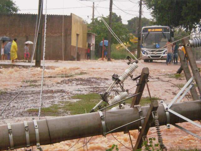  No Jardim Carioca, chuva abre cratera de 3 metros e derruba postes