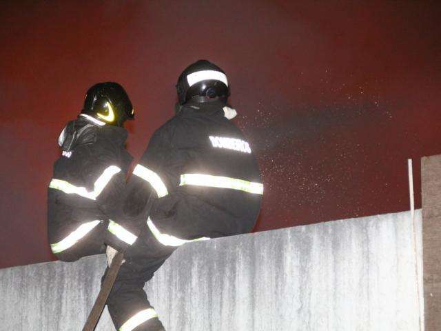 Inc&ecirc;ndio em &aacute;rea abandonada ao lado de casas assusta moradores
