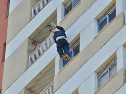  Polícia faz simulação da queda de menino de 10 anos do 13º andar
