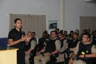 Chefe do Gaeco passando orientações para policiais antes do início da operação. (Foto: Divulgação)