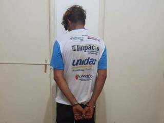 Suspeito preso na delegacia da cidade. (Foto: Divulgação/PM)
