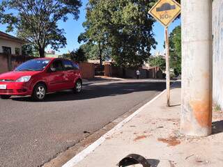 Após bater Gol em poste, motorista abandona veículo e foge Após bater Gol em poste, motorista abandona veículo e foge