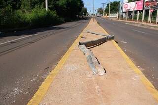 Poste amanheceu derrubado na avenida Ceará (Foto: Marcos Ermínio)