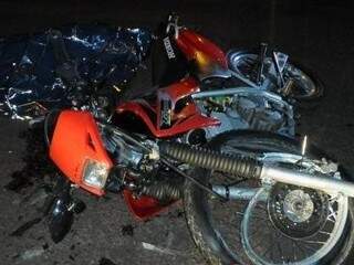 Moto que a vítima fatal conduzia ficou praticamente destruída com a colisão. (Foto: A Gazeta News)