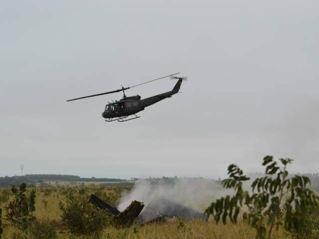  Piloto morre em queda de ca&ccedil;a da FAB; aeronave afundou 2 metros