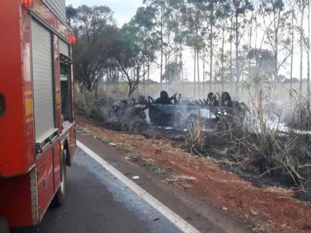 Motorista de caminh&atilde;o que pegou fogo suspeita de estouro de pneu