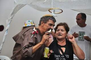 Fantasiado de São Francisco, Baldinir acredita que o Carnaval de Campo Grande está sendo resgatado (Foto: João Garrigó)