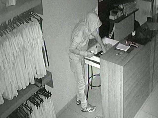 C&acirc;mera flagra ladr&atilde;o invadindo loja de roupas para furtar rel&oacute;gios e dinheiro