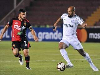 Marcação adversária sobre o verdão no jogo desta noite. (Foto: Diego Ramos/AFP/Reprodução/GazetaEsportiva) 