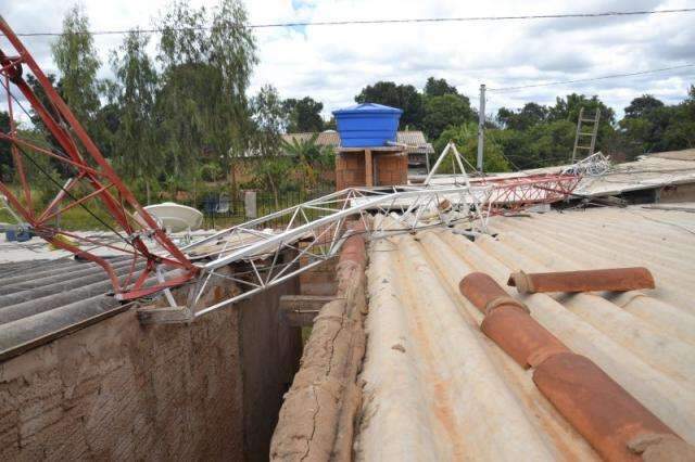 Torre de r&aacute;dio e internet desaba sobre duas resid&ecirc;ncias no Noroeste