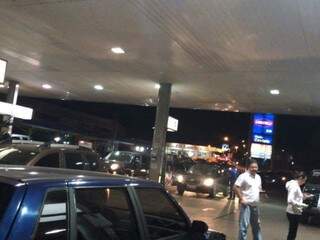 Na Avenida Mascarenhas de Moraes, a fila de carros no Posto Castelo também é grande para o abastecimento dos veículos. O preço do combustível na unidade também é R$ 4,09. (Foto: Direto das Ruas) 