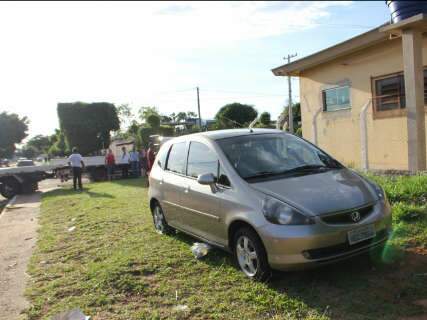  Motorista colide carro contra cerca de igreja no Tiradentes
