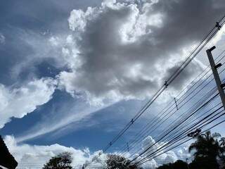 Sol aparece entre nuvens em Campo Grande (Foto: Gabriel Neris)