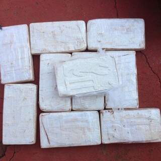 Uma das drogas foi identificada como cocaína egípcia, por conter inscrições da etnia nos tabletes. (Foto Divulgação)