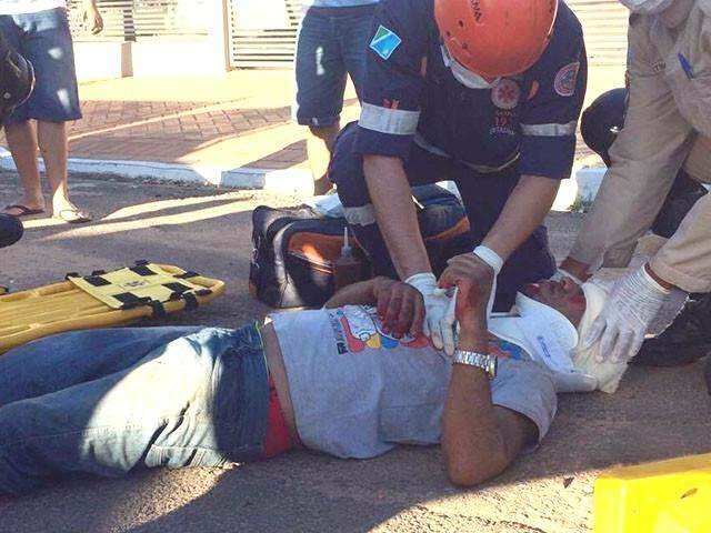 Motociclista se desequilibra ao passar por quebra-molas, cai e afunda face