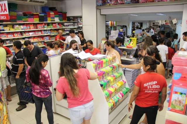Escolas antecipam listas e pais se unem em grupo para economizar