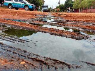 Mec&acirc;nico &eacute; multado em R$ 5 mil por poluir solo com sujeira de oficina