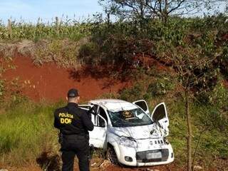 Carro com danos após capotagem onde quase 200 kg de maconha foram encontrados (Foto: Divulgação/DOF) 