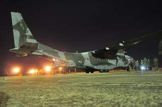 Equipe a Base Aérea de Campo Grande chegou nesta noite de terça após ajudar vítimas de tragédia em Santa Maria (Foto: João Garrigó)